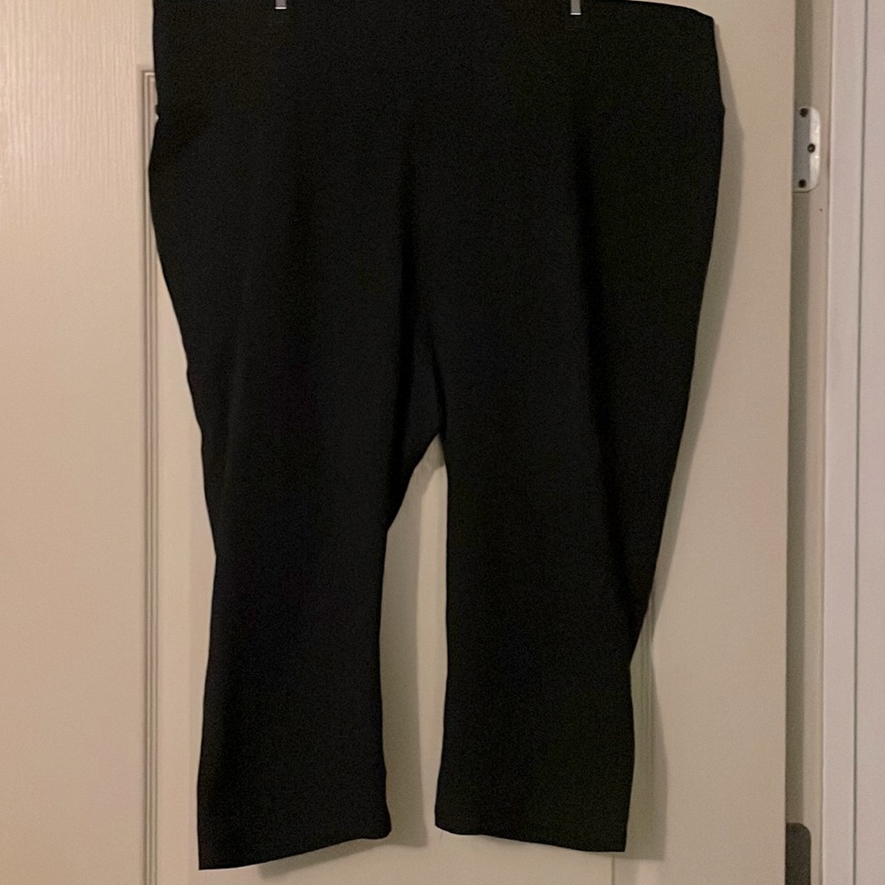 Livi Stretch Capris size 26/28 Never Worn